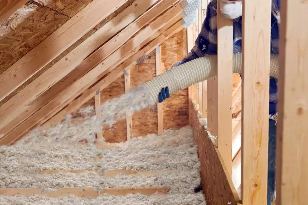 Soufflage de ouate de cellulose dans des combles