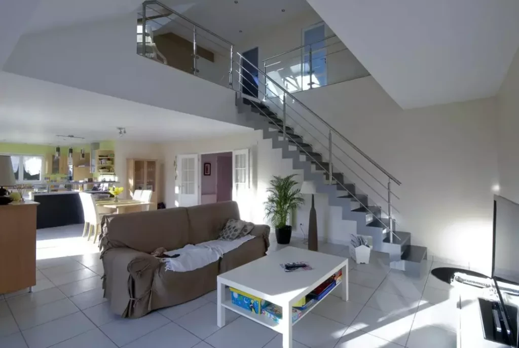 Escalier pour accéder aux combles aménagés d'une maison