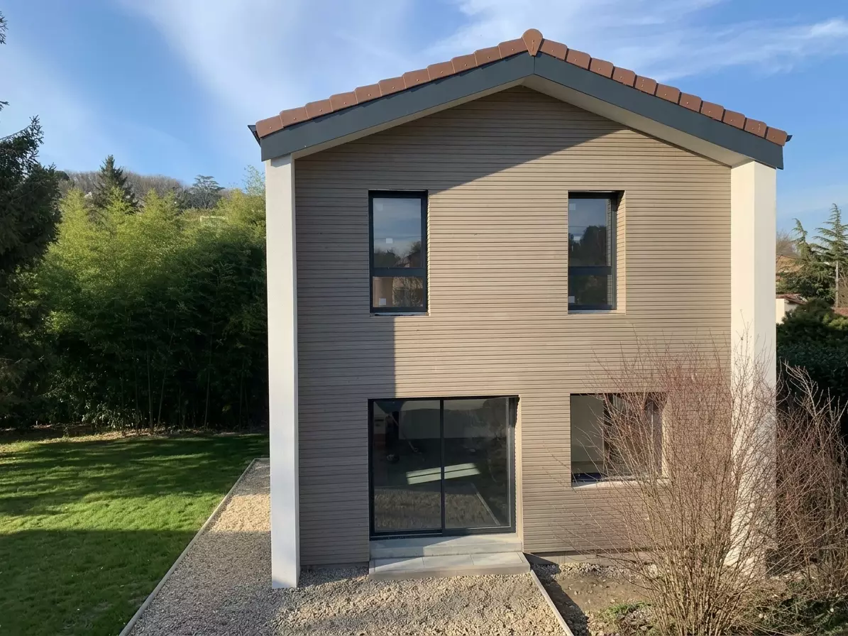 Metamorphose-dune-maison-des-annees-60-avec-la-surelevation-a-Tassin-la-Demi-Lune