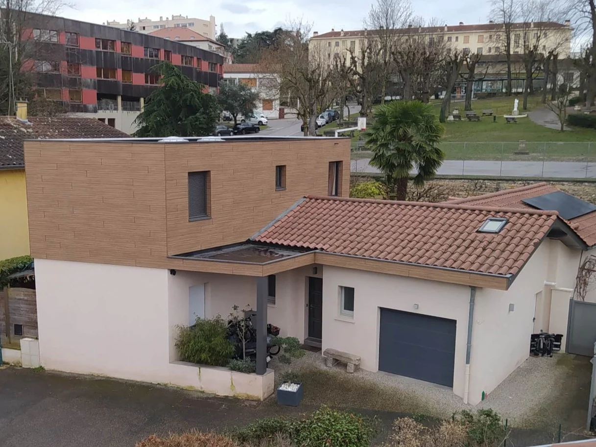 Réalisation d'une surélévation avec bardage bois à Lyon 5