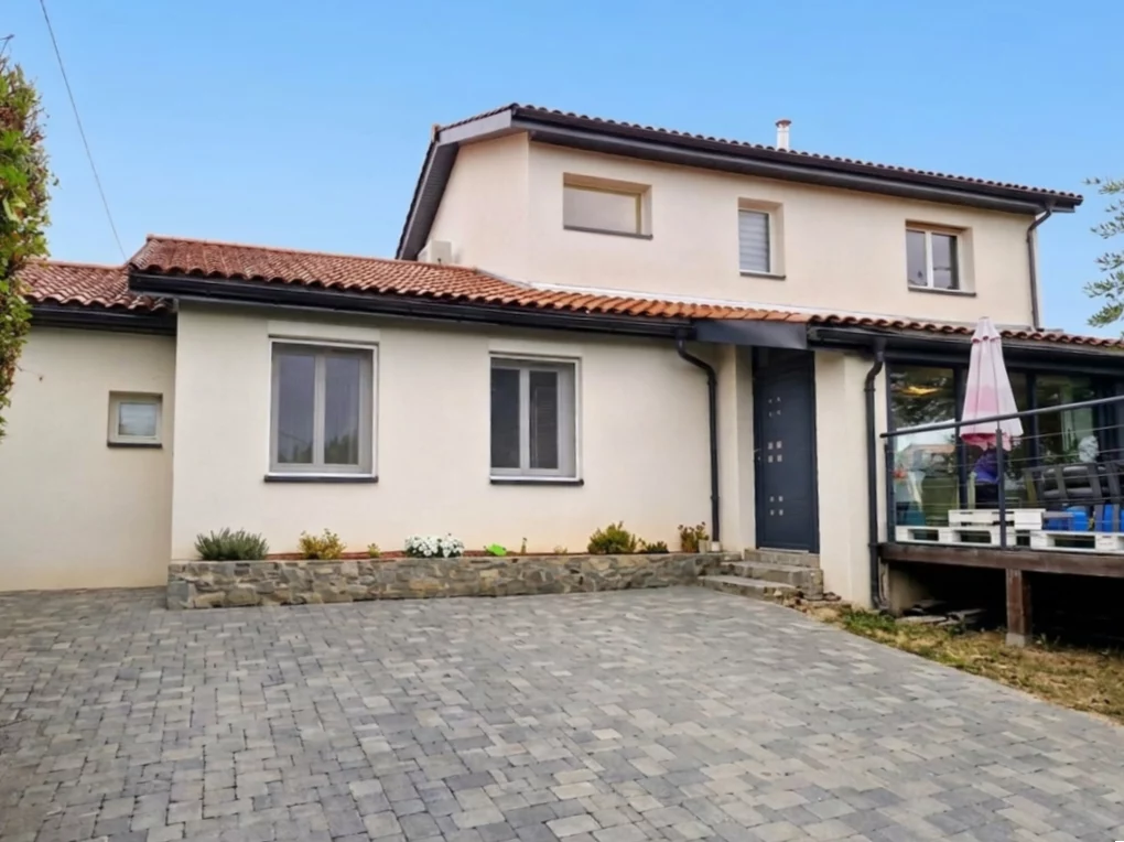 Réalisation d'une surélévation partielle d'une maison à Brindas