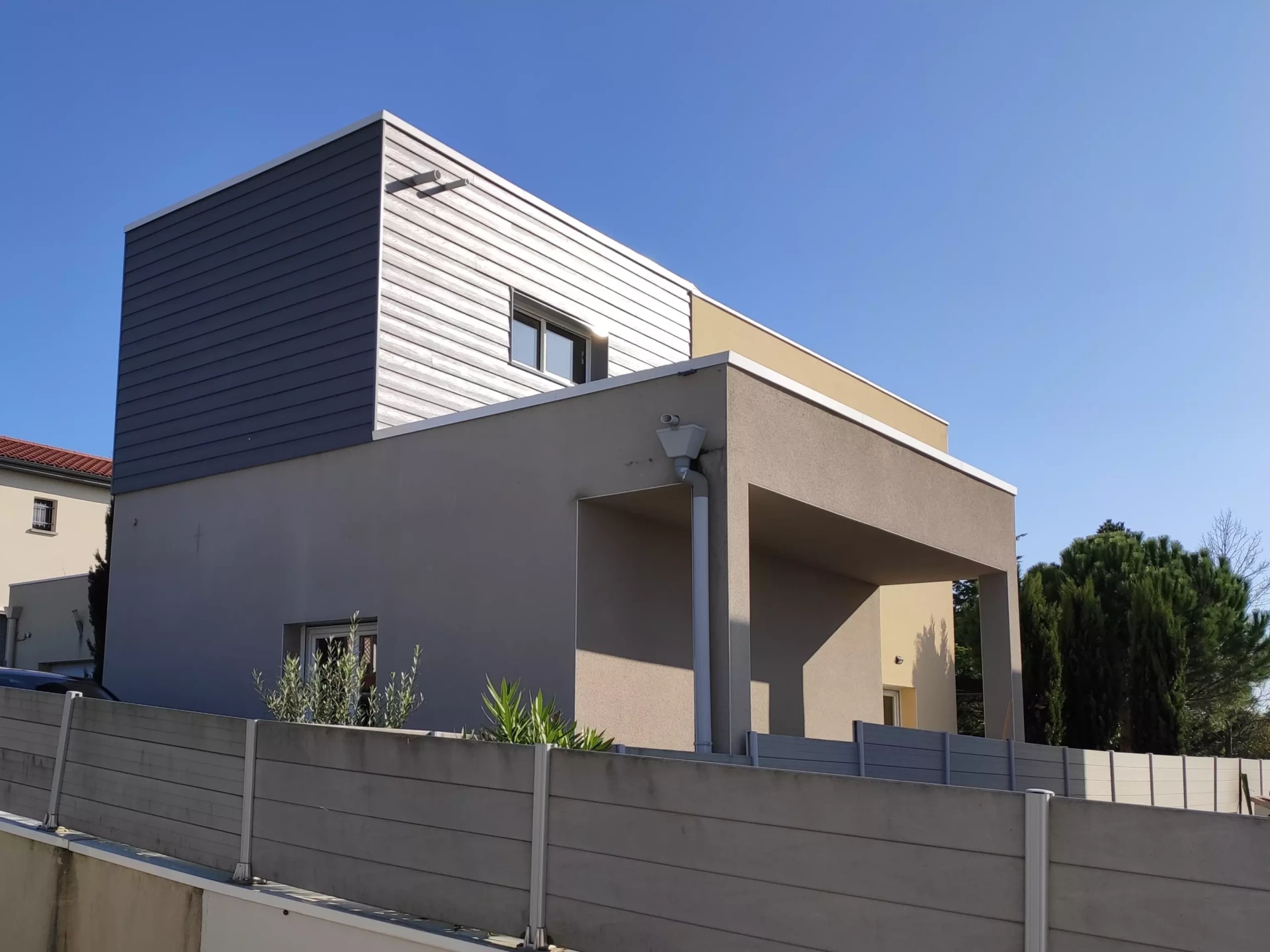 Surelevation-a-toit-plat-dune-maison-en-style-architectural-moderne-a-Ternay