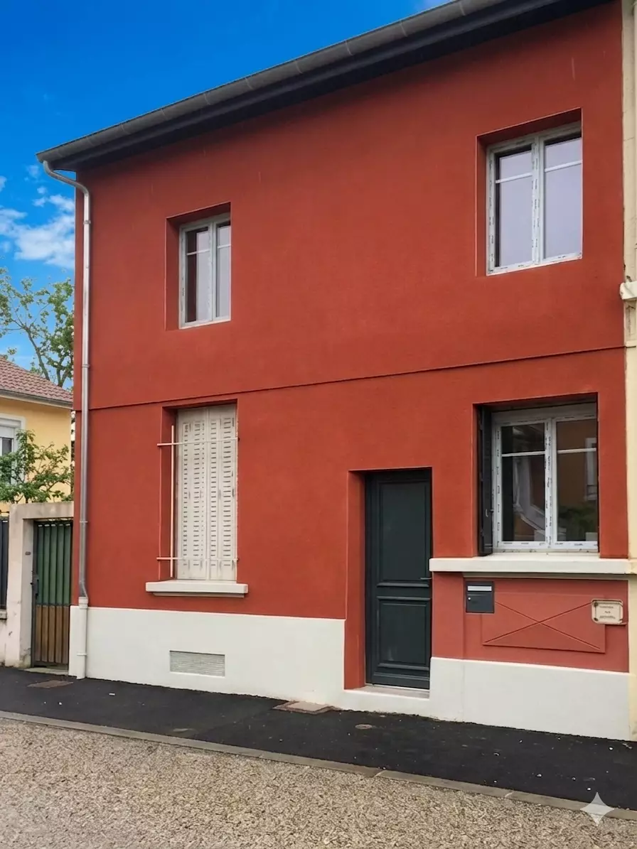 Transformation-dune-maison-des-annees-30-grace-a-une-surelevation-complete-a-Lyon-8eme